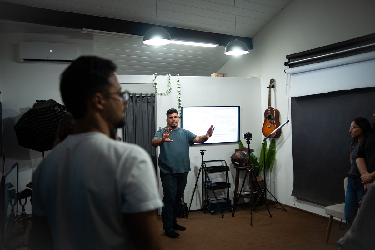 Encontro de profissionais no estúdio