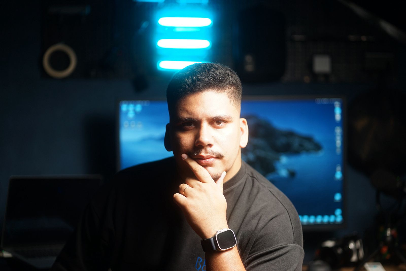 Gabriel Maciel no estúdio