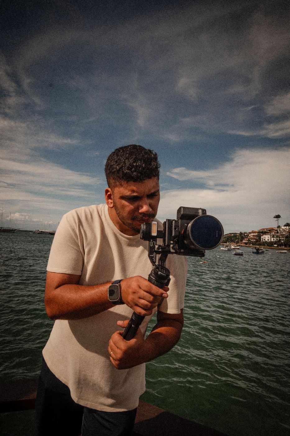 Gabriel Maciel filmando com gimbal