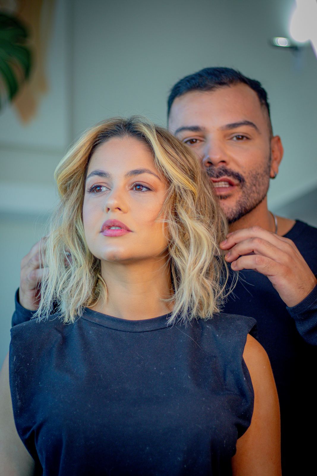 Cabeleireiro finalizando penteado de cliente