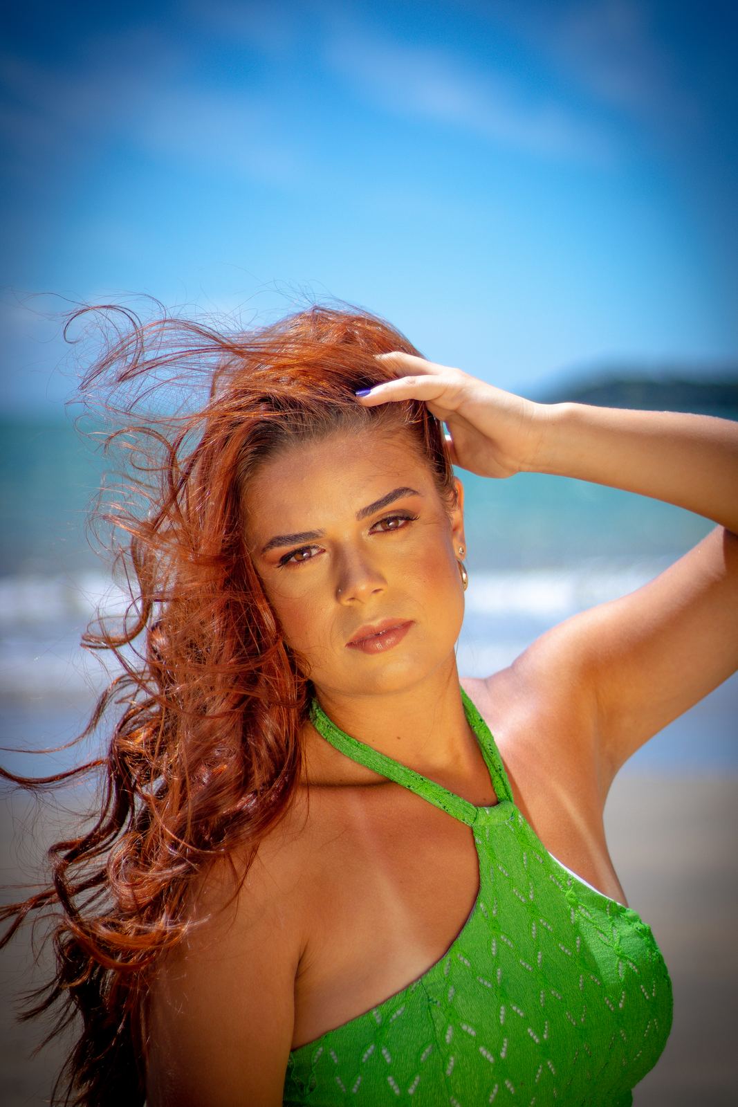 Ensaio de cabelo ruivo ao vento na praia