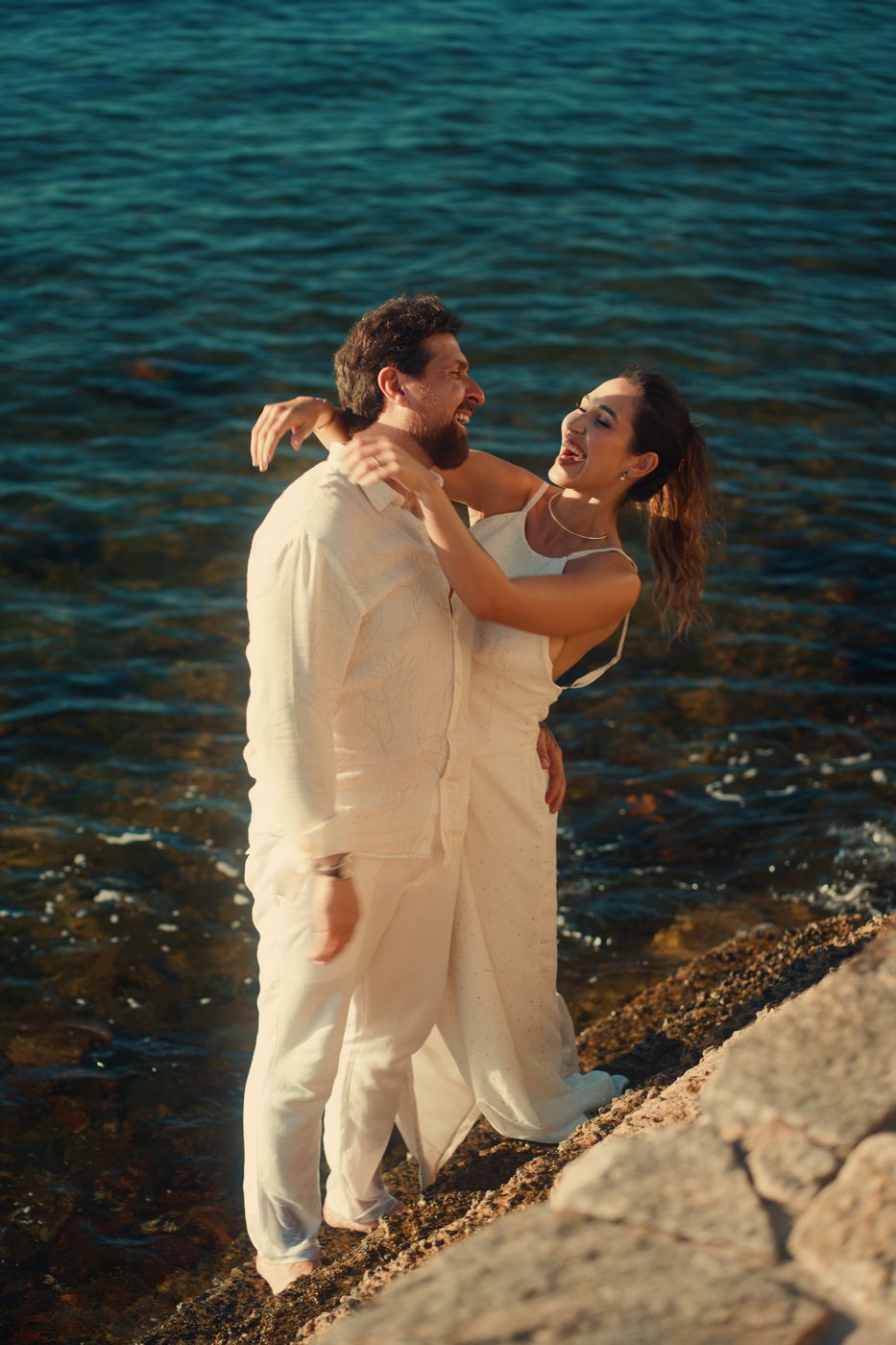 Casal abraçado à beira-mar