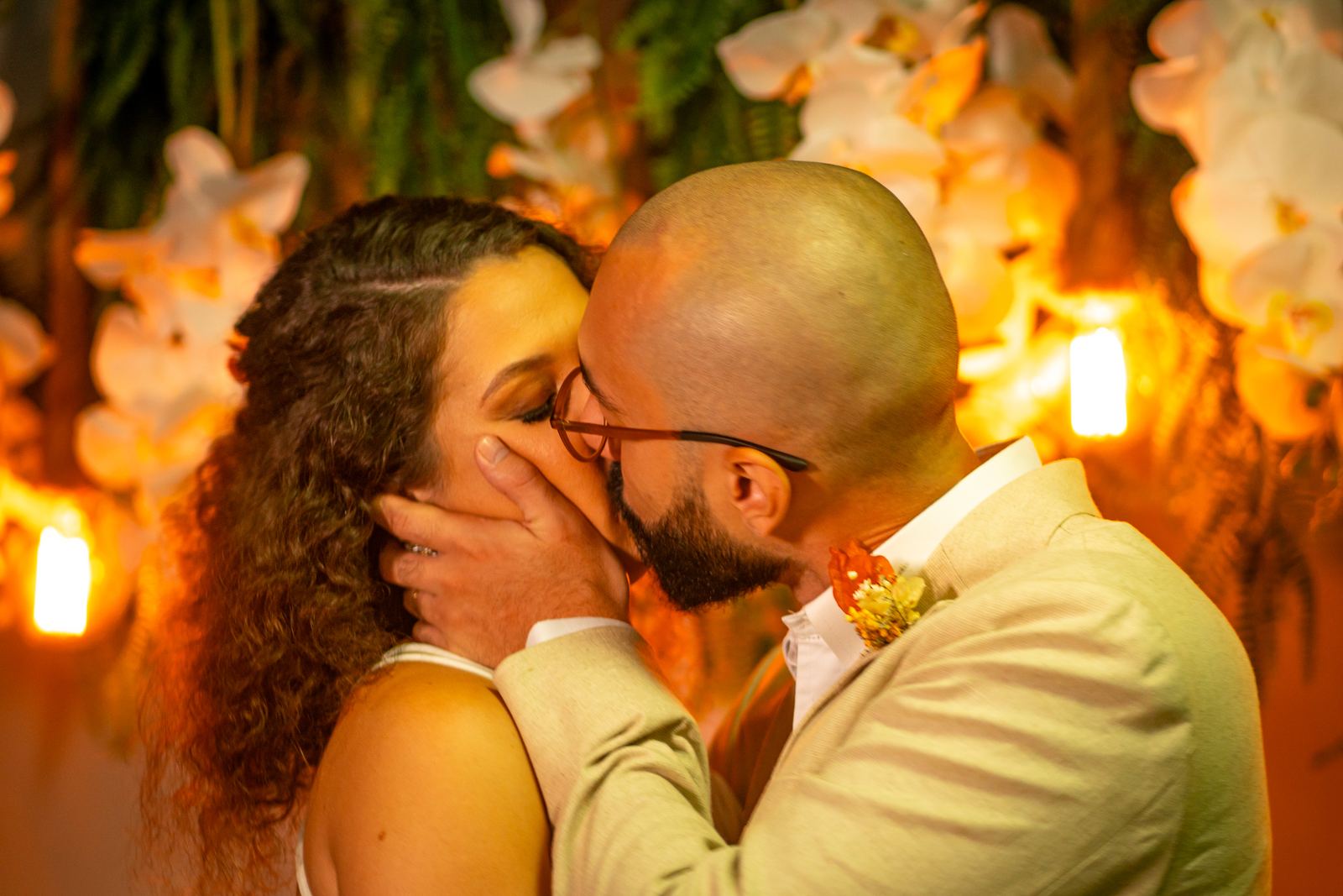 Beijo dos noivos à luz de velas