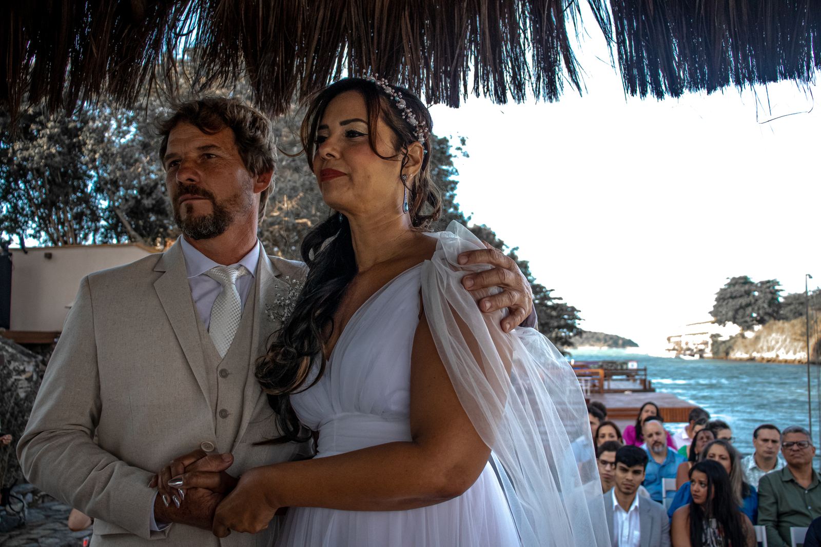 Noivos no altar à beira-mar em Búzios