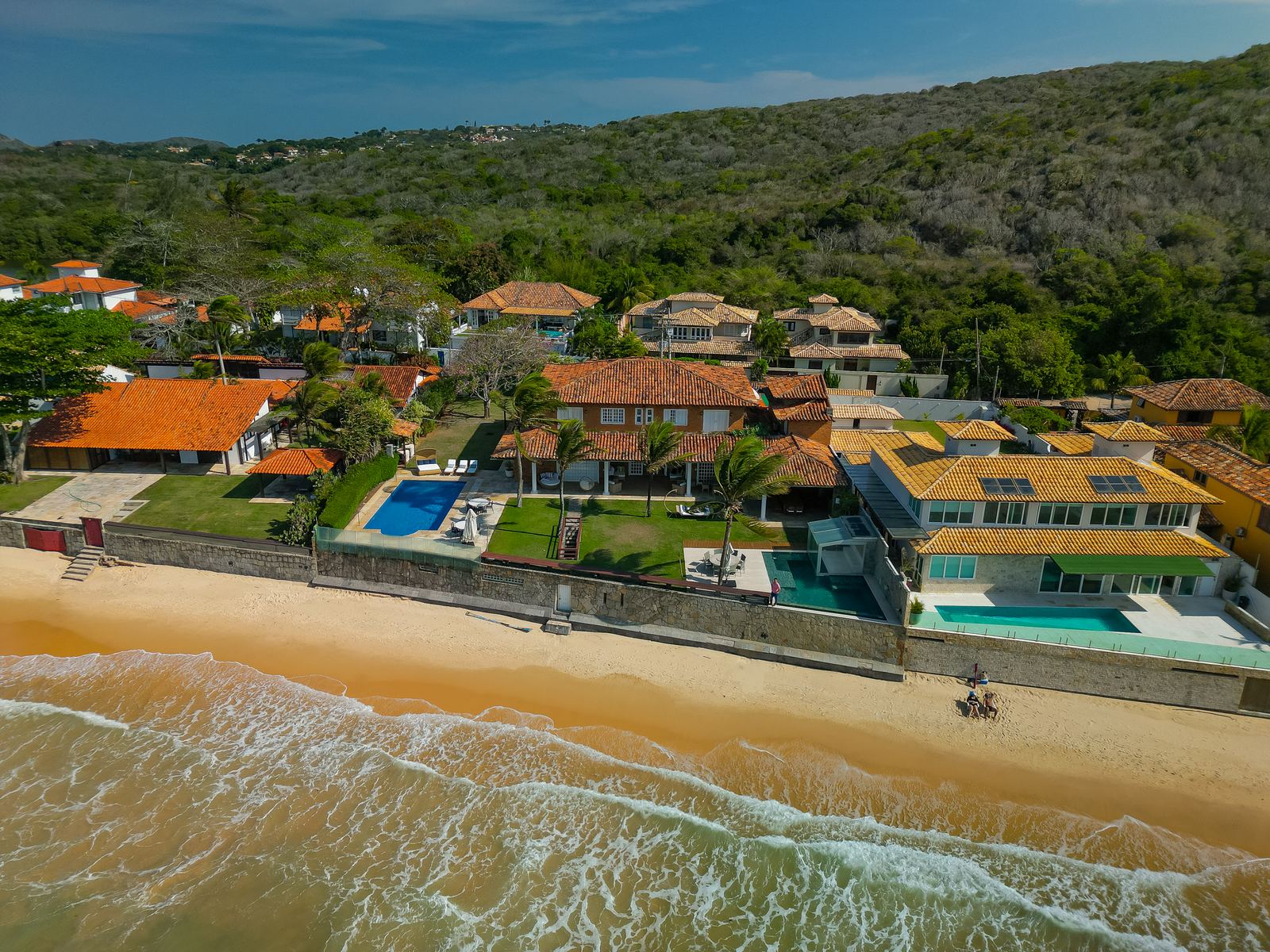 Casas de frente para o mar vistas de drone