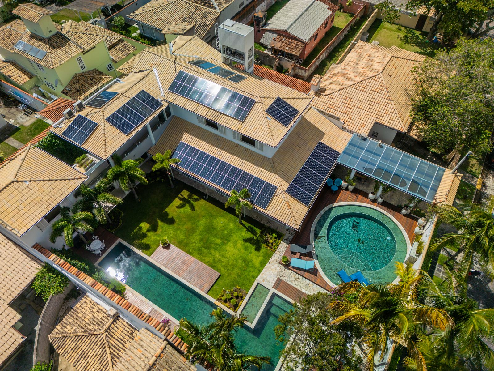 Casa com piscina e jardim vista de cima