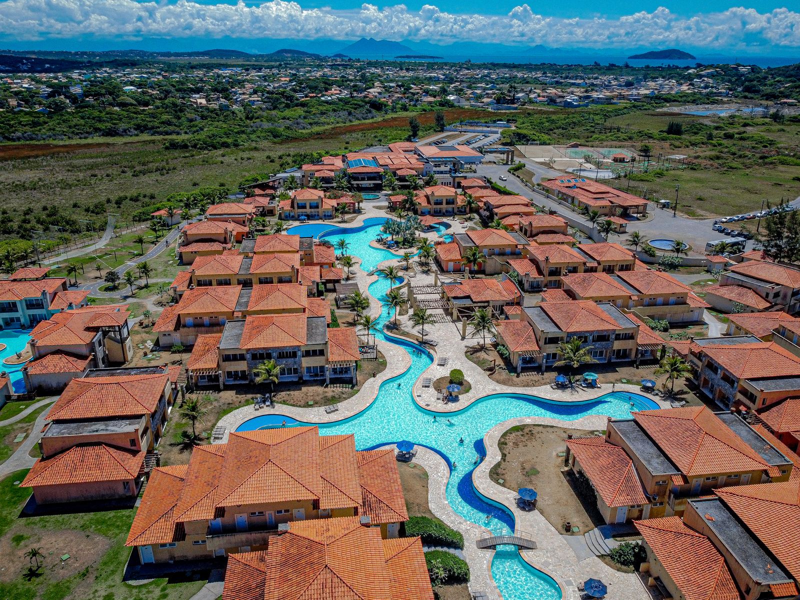 Resort com piscinas sinuosas visto de drone