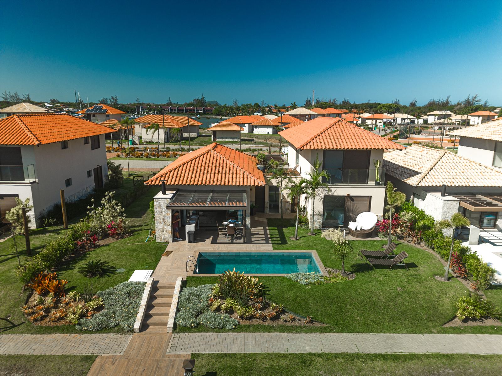 Casa de condomínio com piscina vista de drone