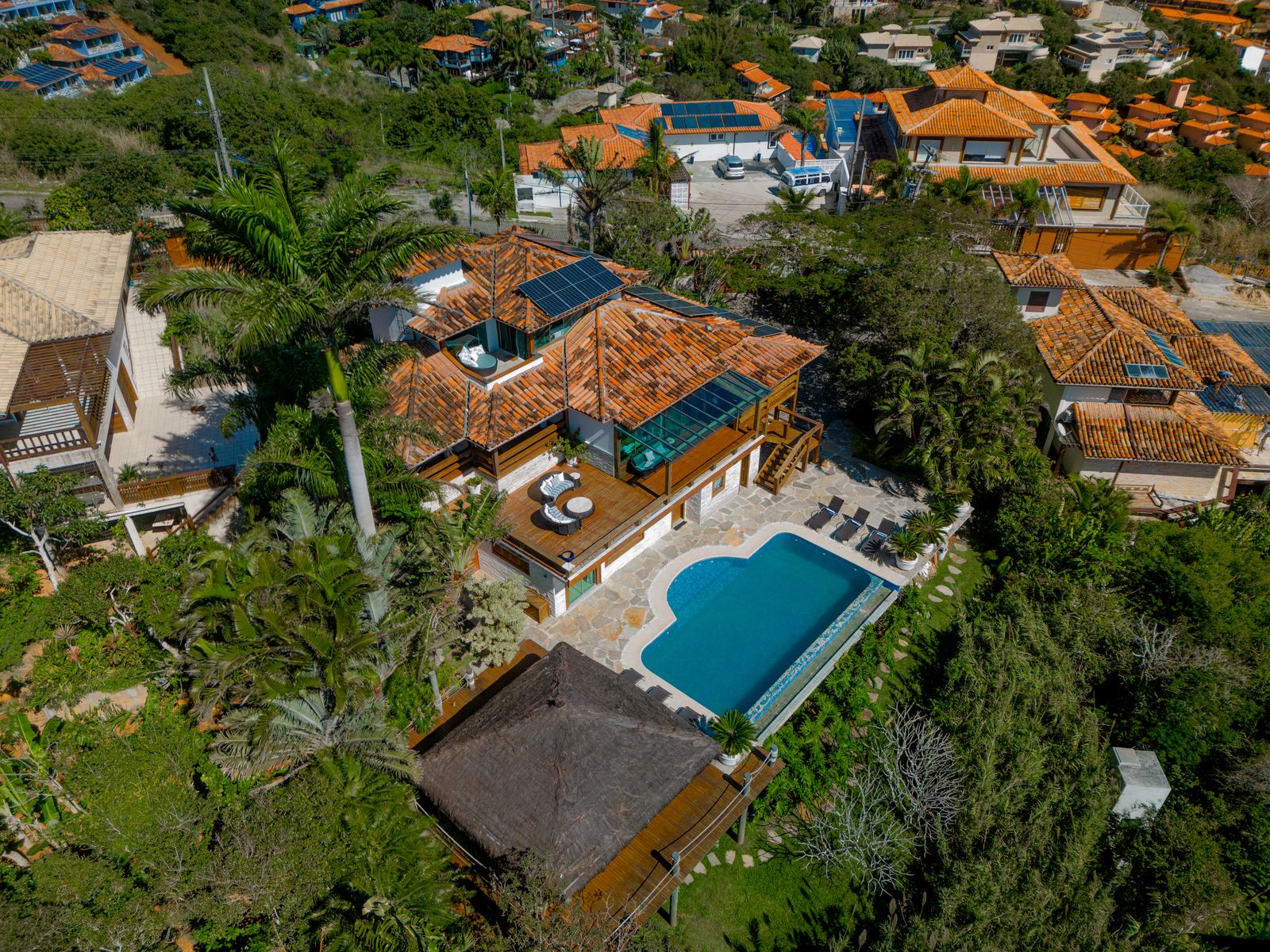 Casa com piscina em meio ao verde de Búzios