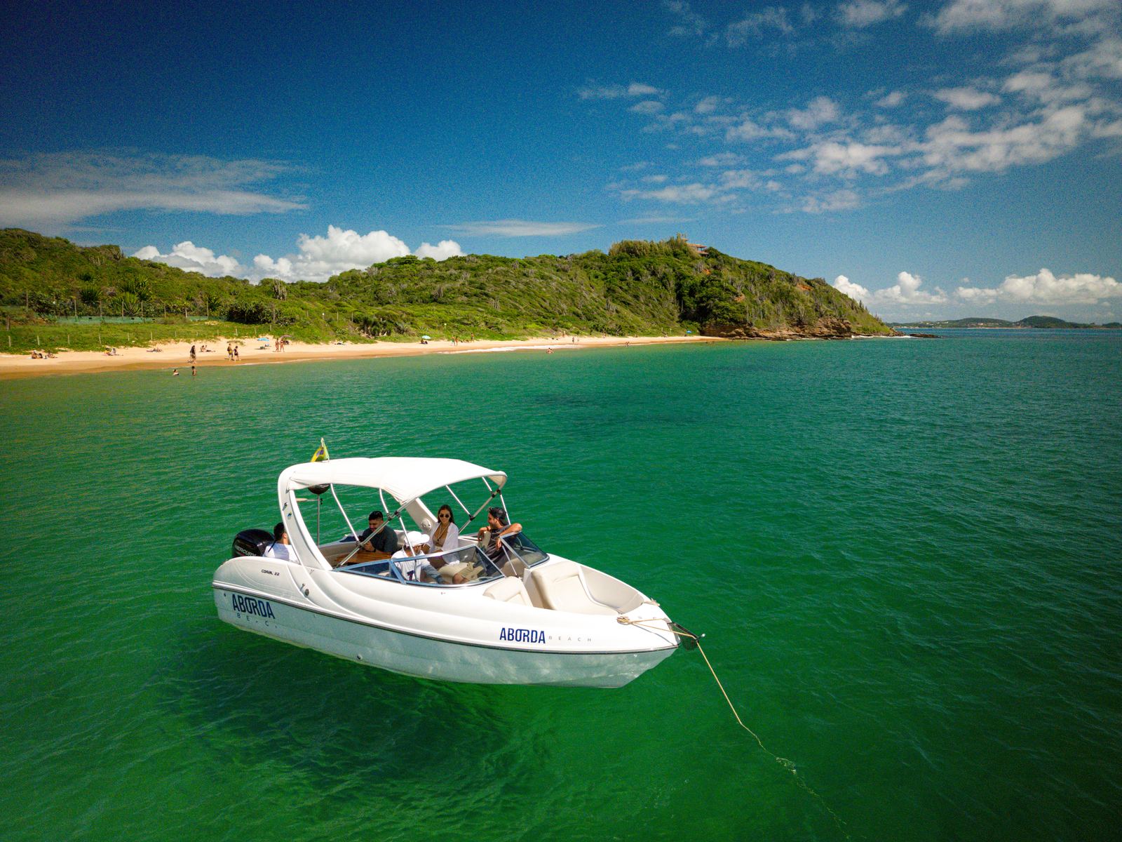 Lancha em águas verdes perto de ilha