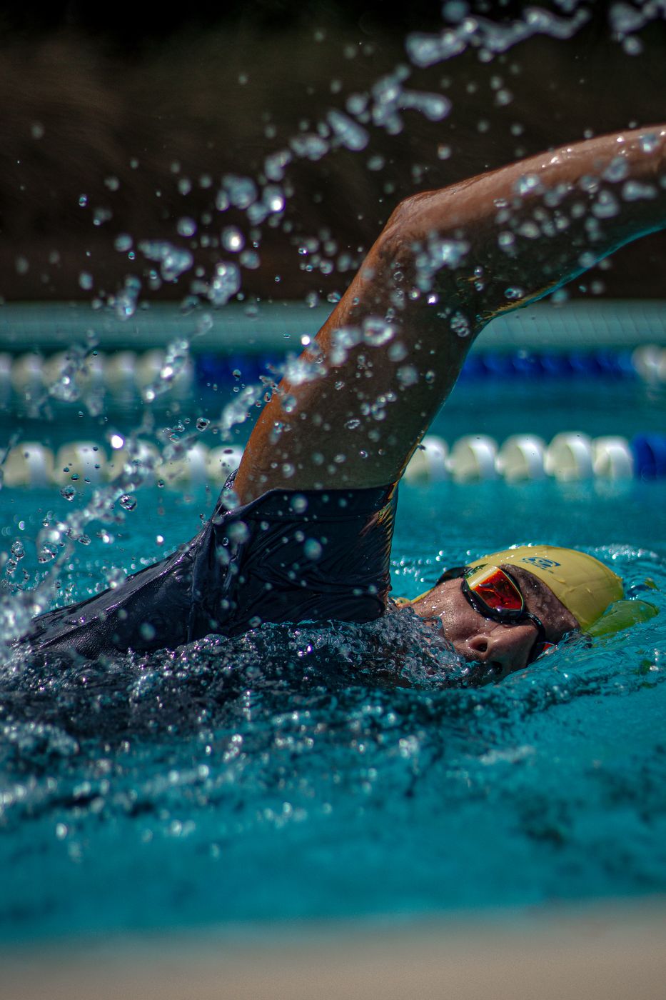 Nadador em movimento na piscina