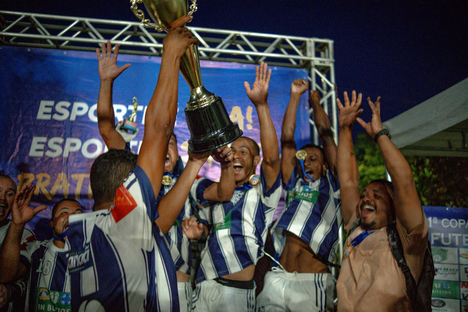 Time comemorando com a taça de campeão