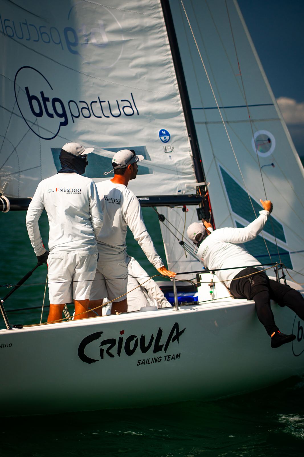 Velejadores manobrando barco de regata
