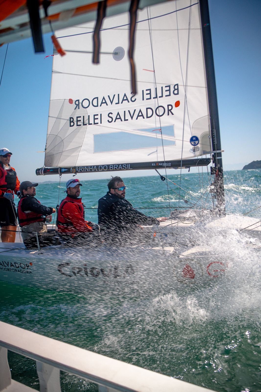 Tripulação de regata cortando a água