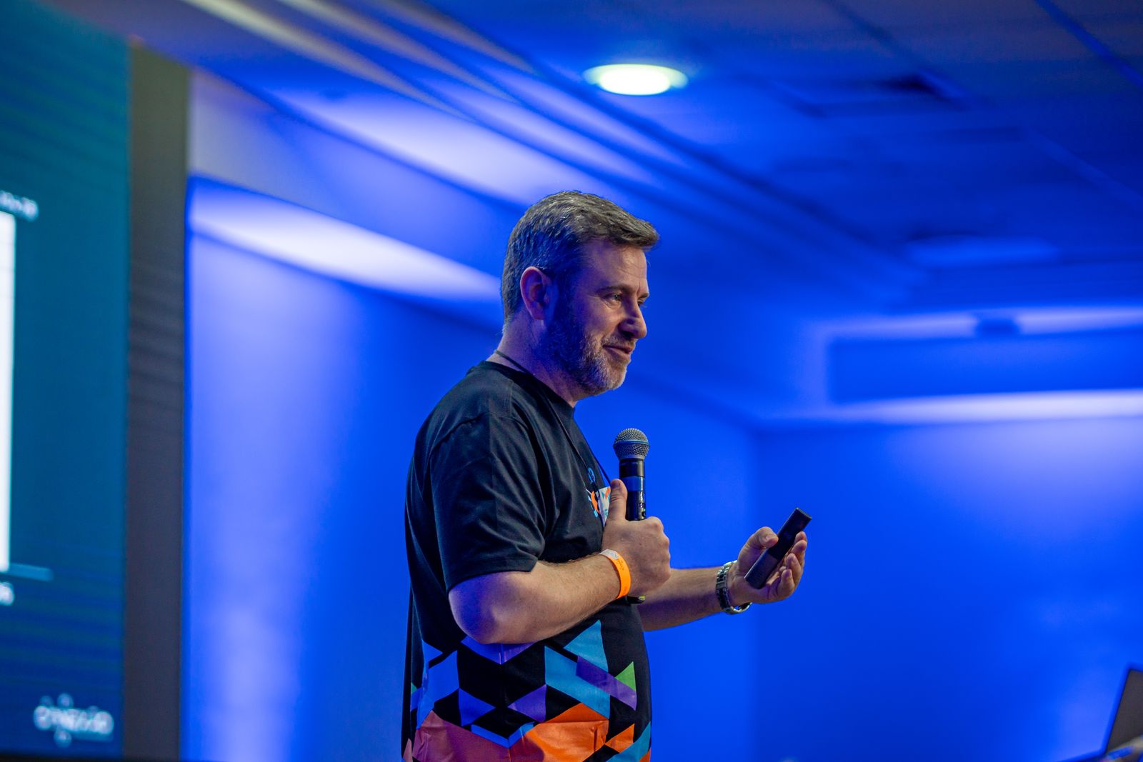 Palestrante no palco com luz azul