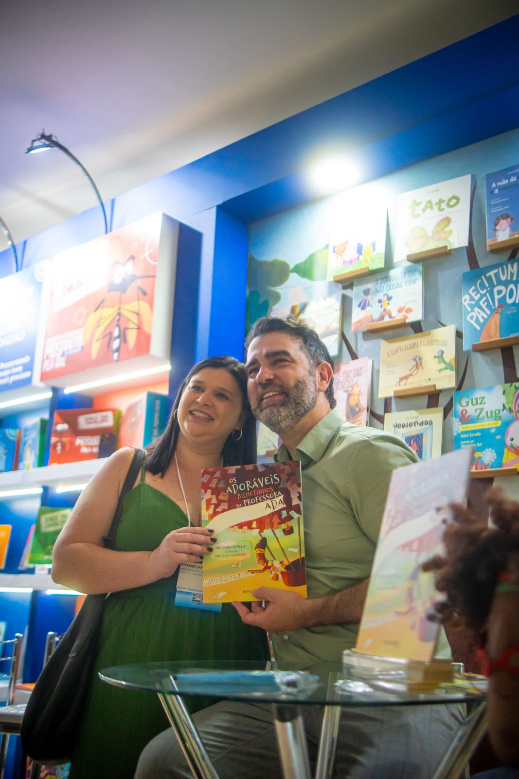 Visitantes em estande de livros infantis