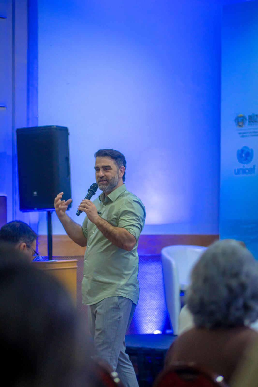 Palestra em auditório com luz azul