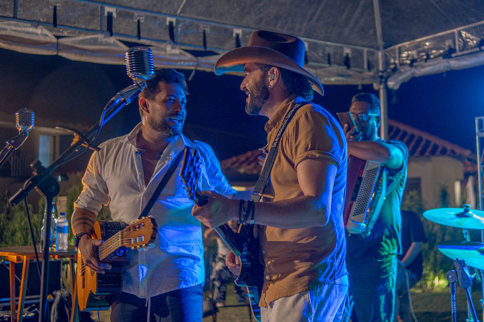 Banda tocando ao vivo em palco à beira-mar
