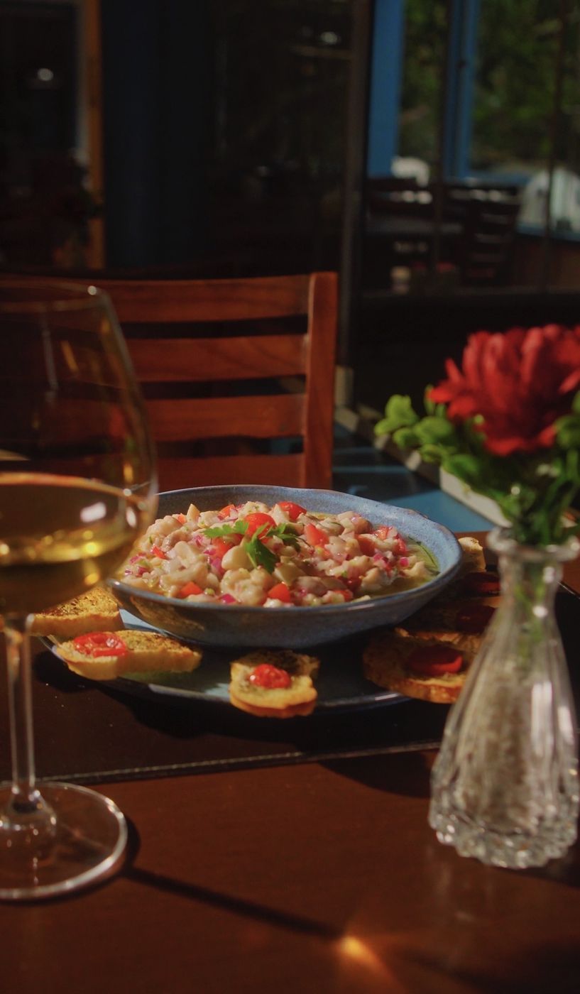 Prato servido com taça de vinho