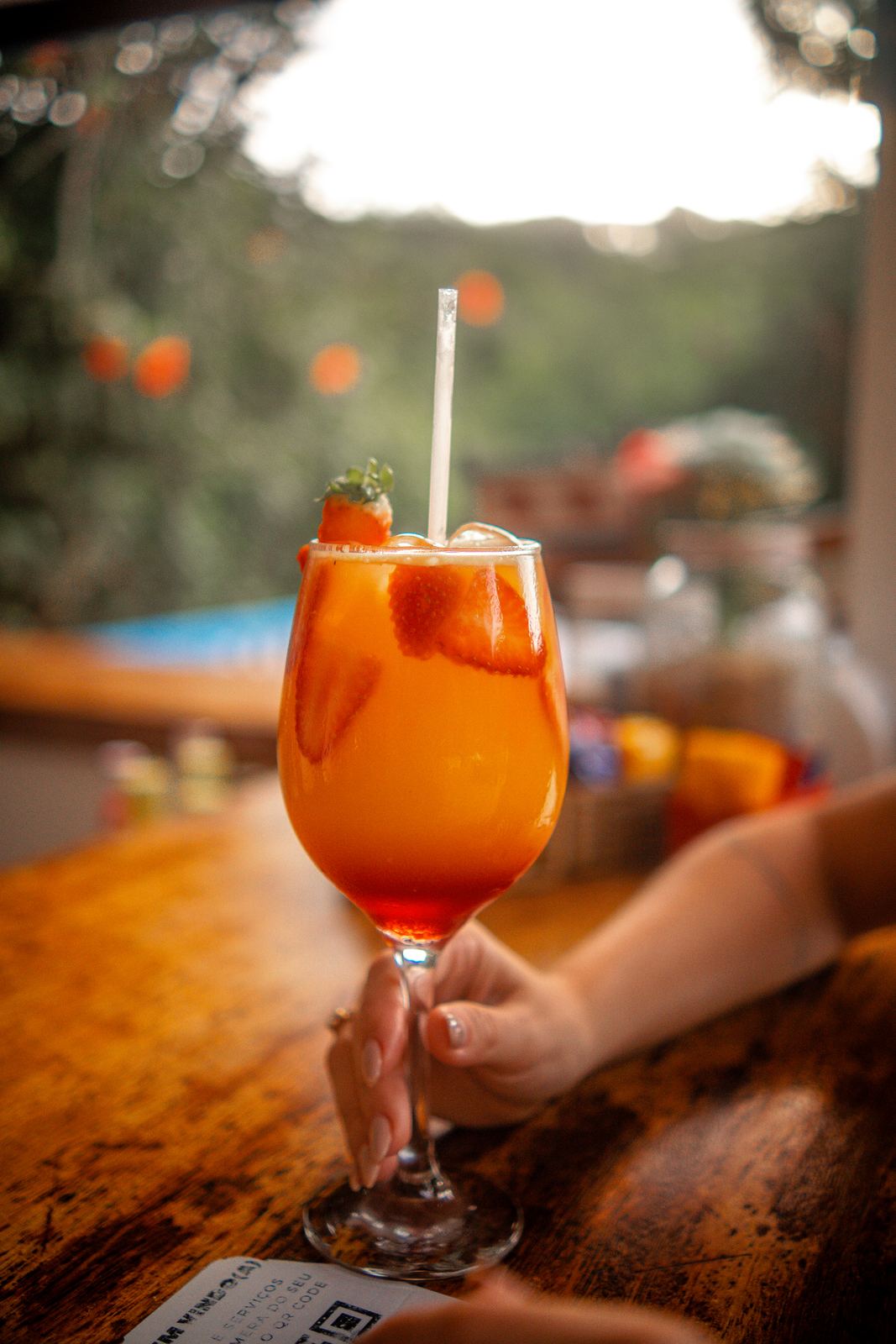 Drink tropical servido à beira da piscina