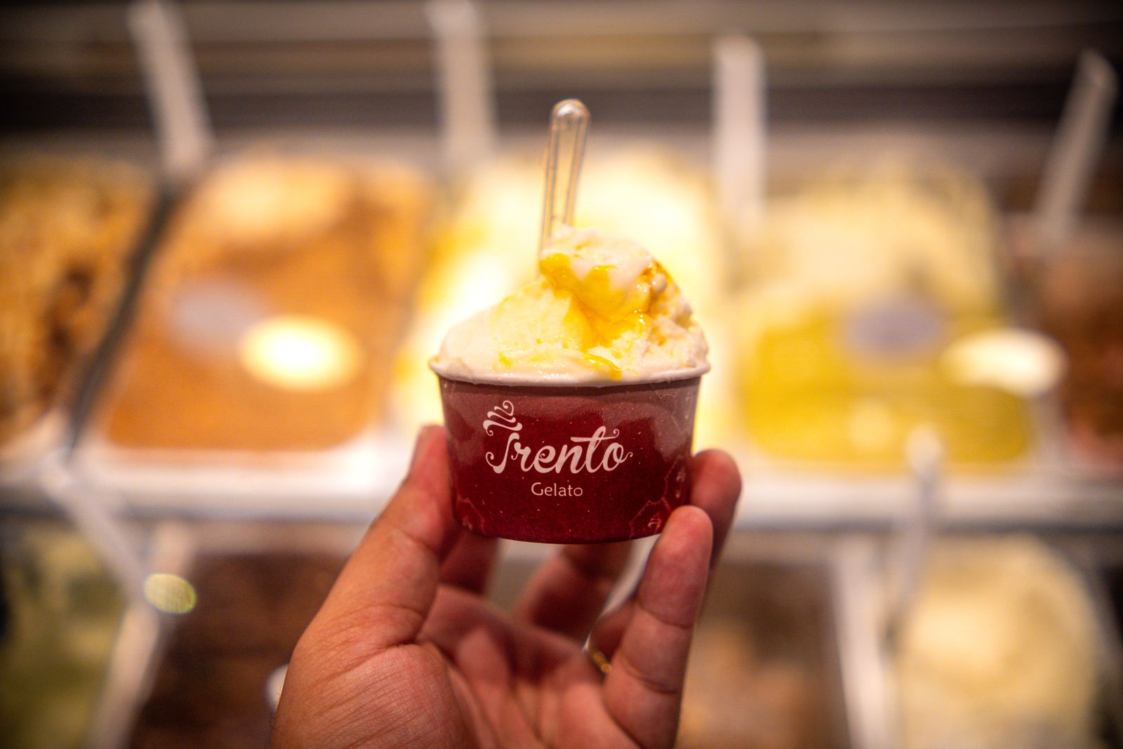 Copinho de gelato na frente da vitrine
