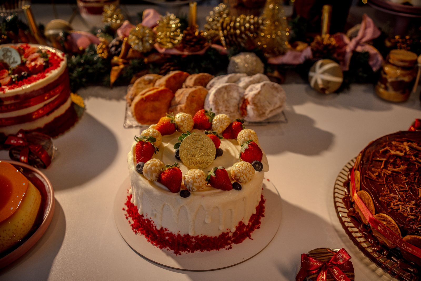 Mesa de doces de Natal com bolo de frutas