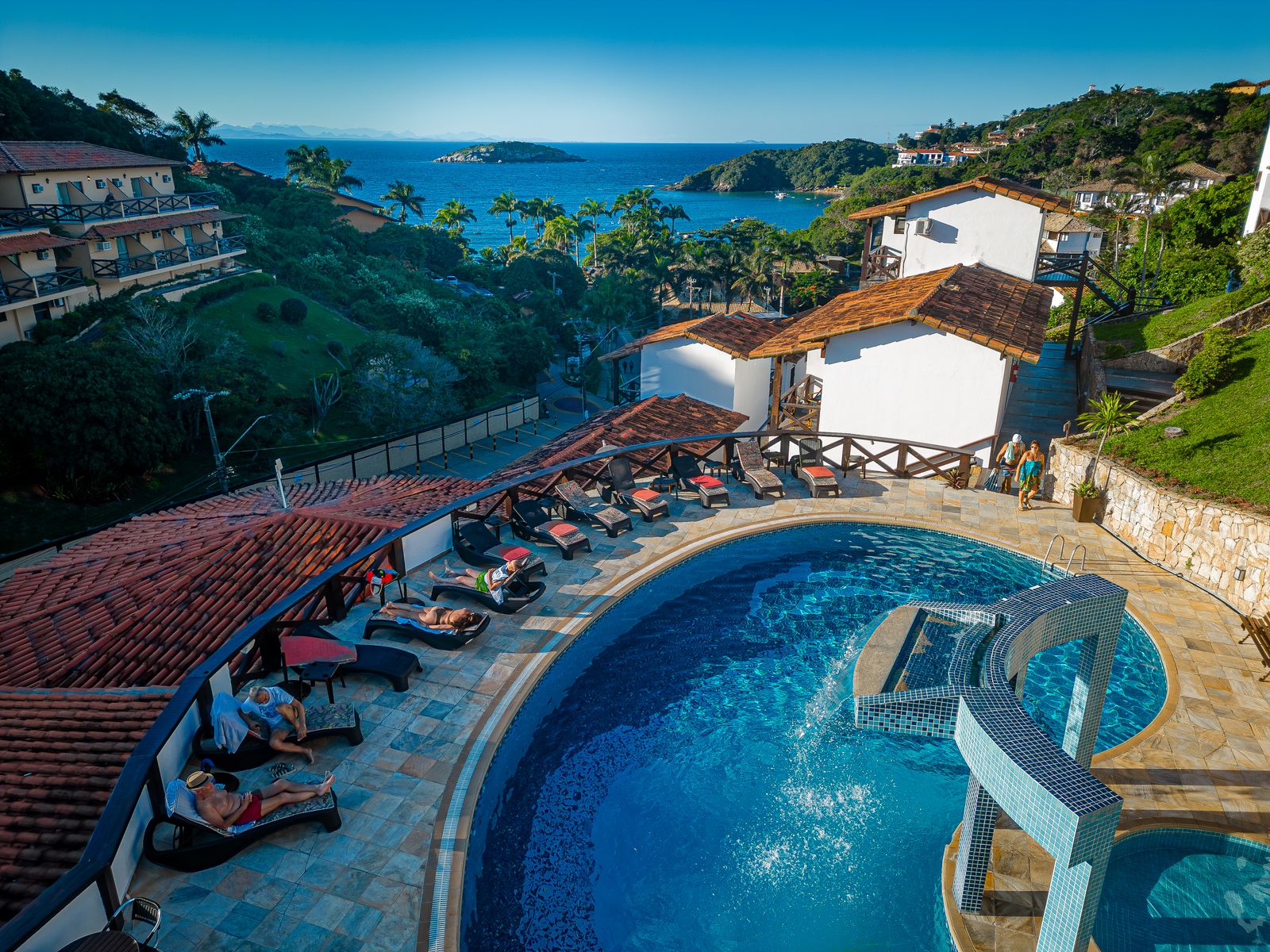 Piscina de pousada em Búzios vista de drone