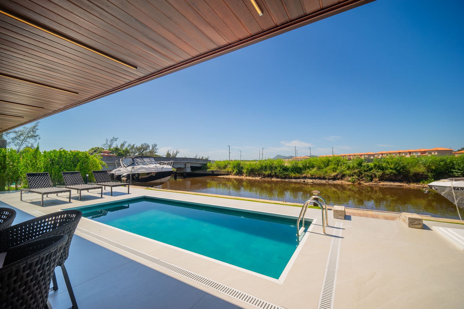 Piscina com deck e vista para o canal