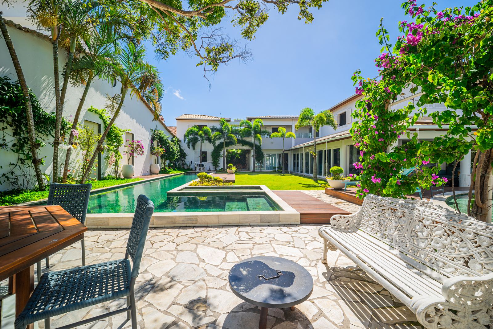 Jardim com piscina em casa de alto padrão