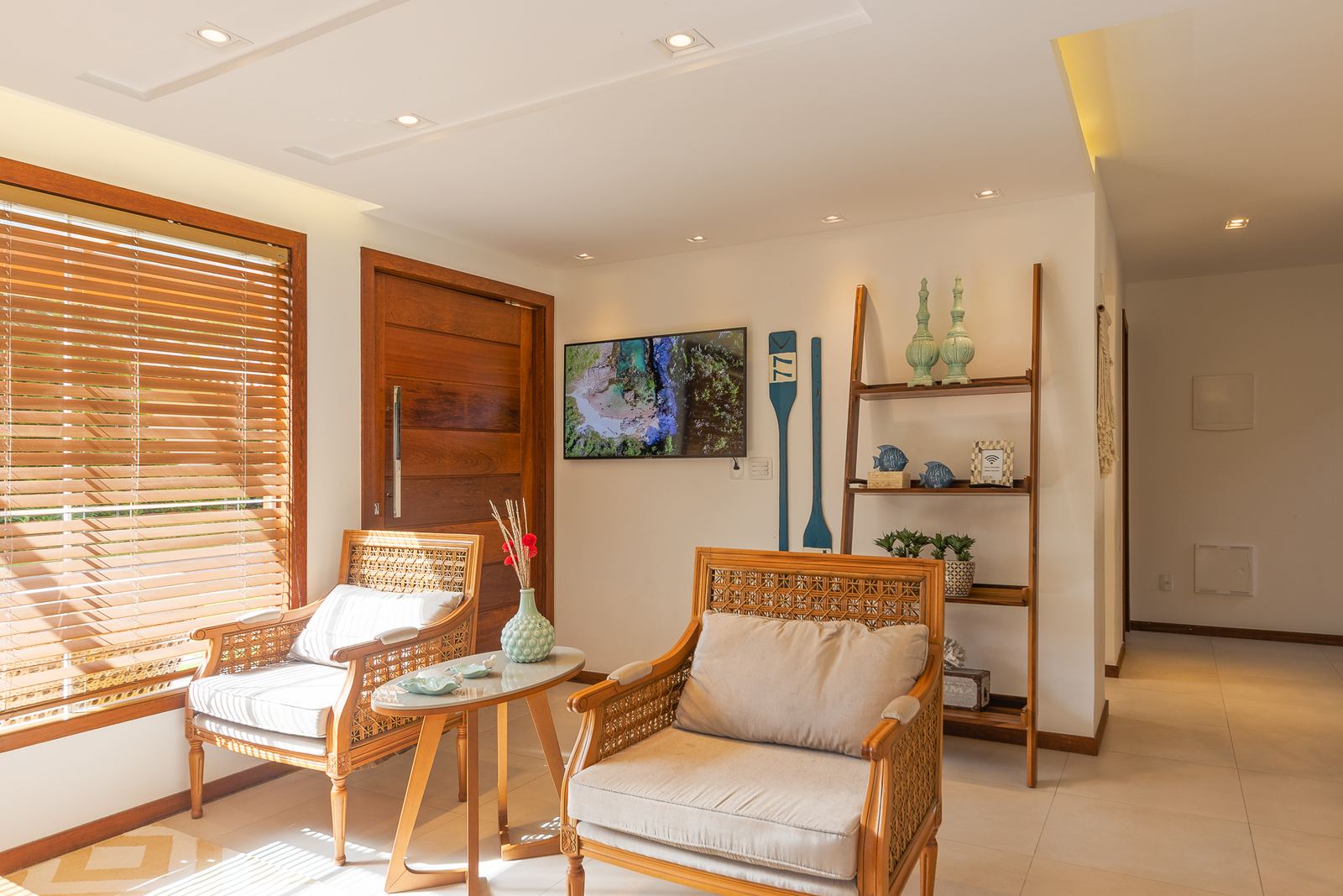 Sala com poltronas e luz natural