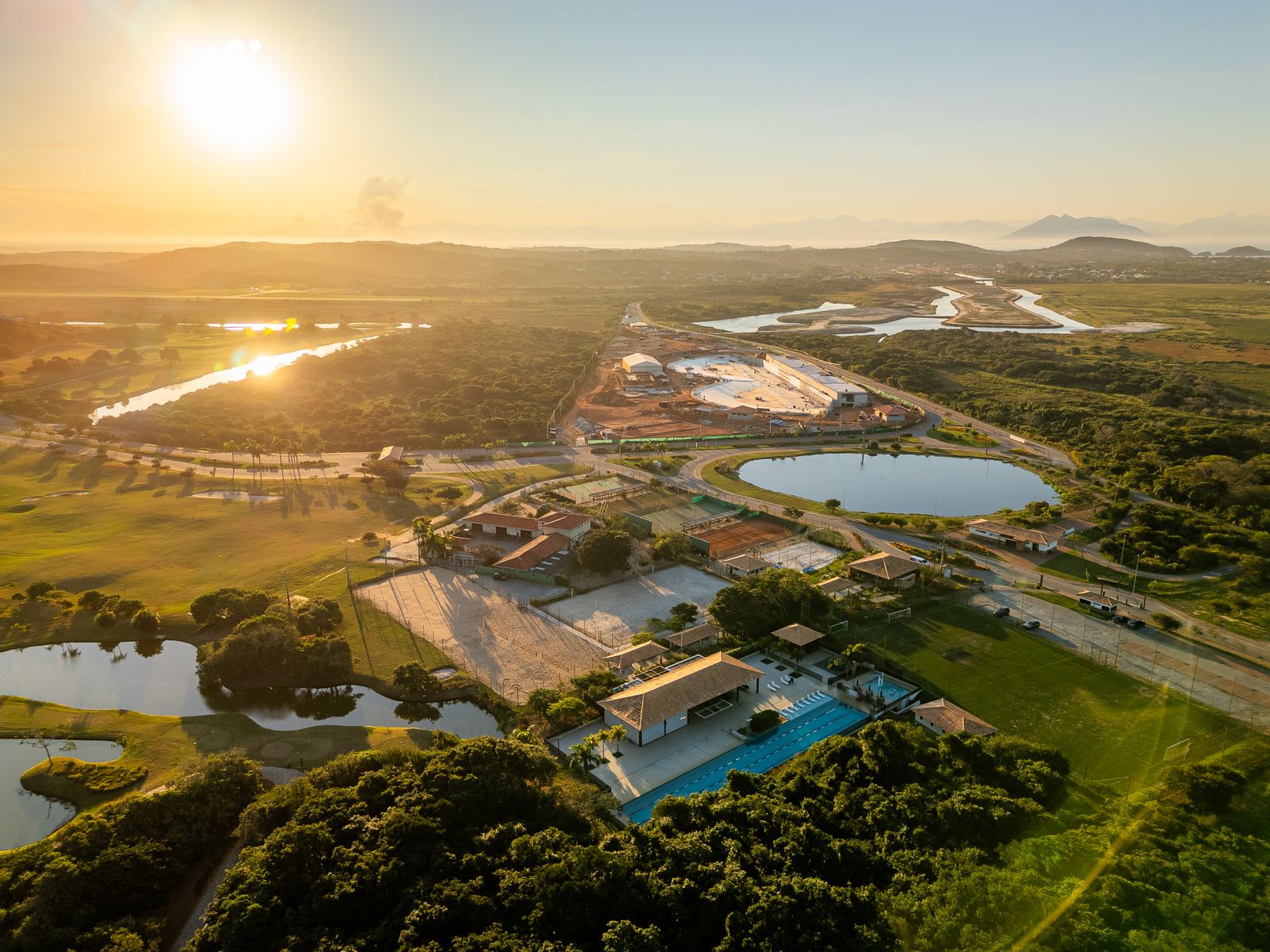 Condomínio ao nascer do sol visto de drone