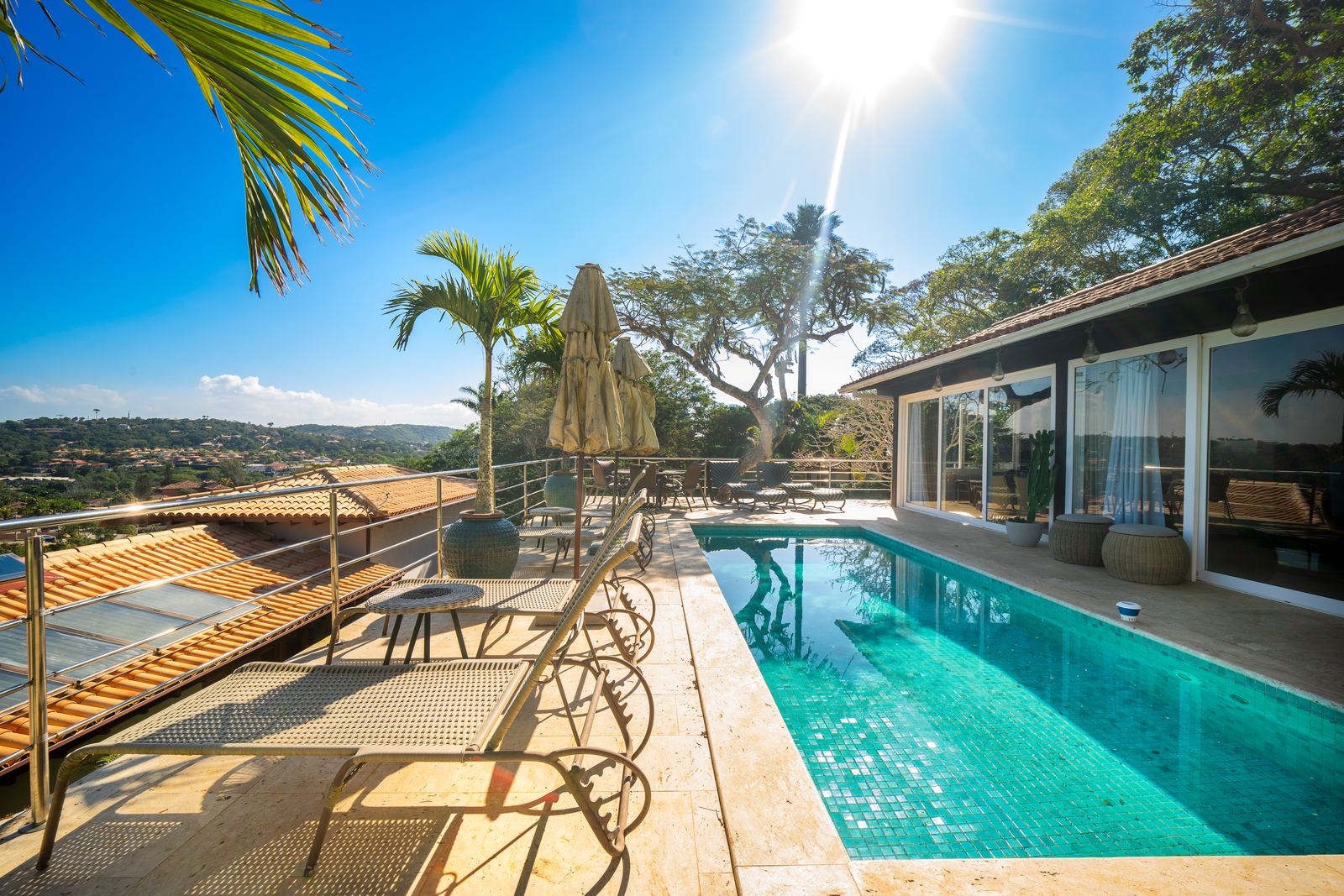 Piscina com vista para o mar ao sol
