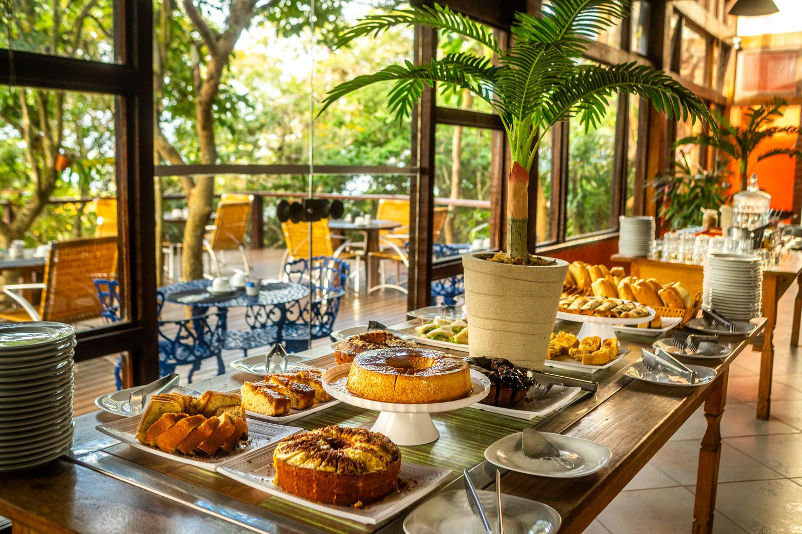 Café da manhã servido em varanda de pousada