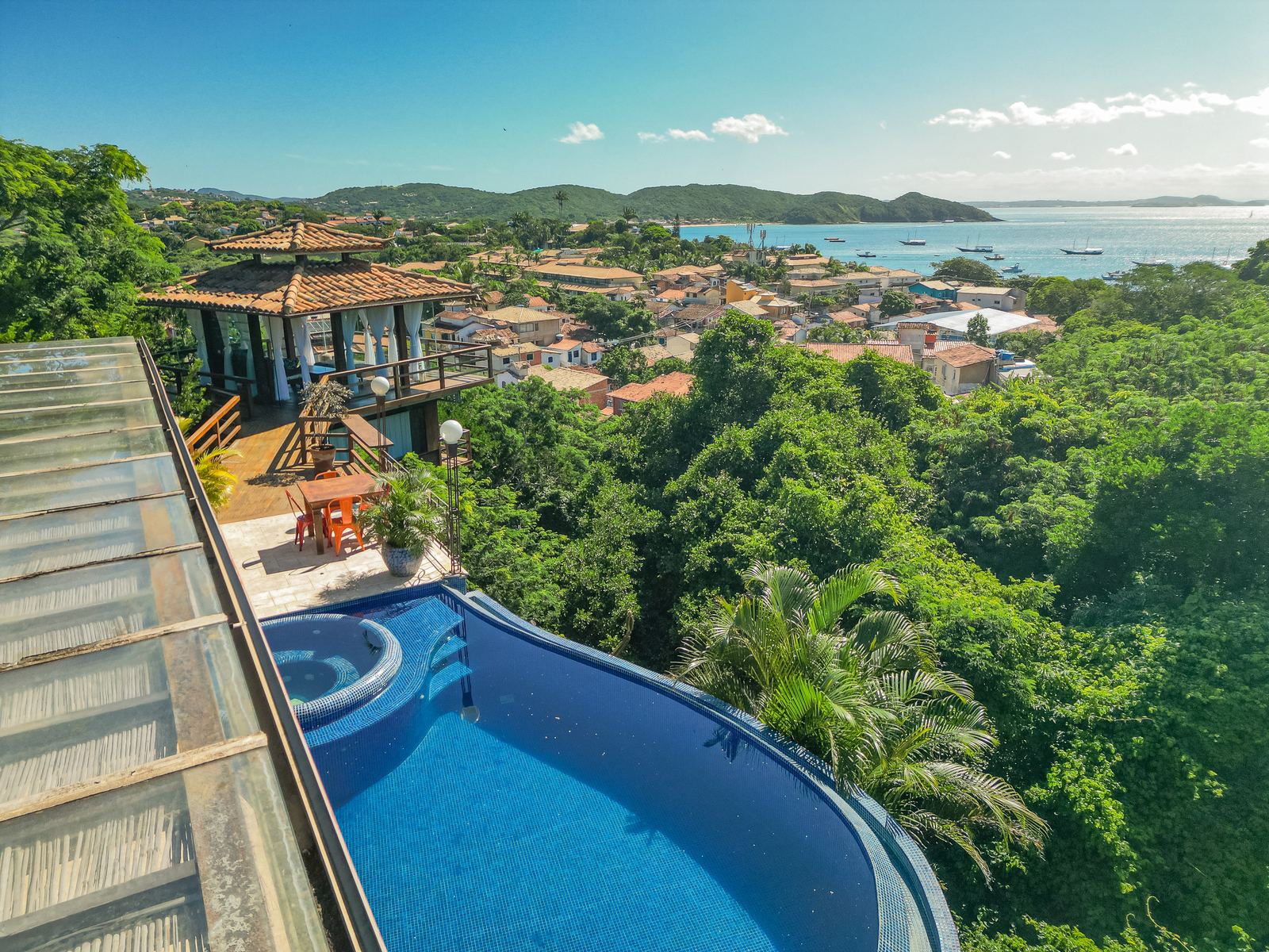 Piscina de borda infinita sobre a mata