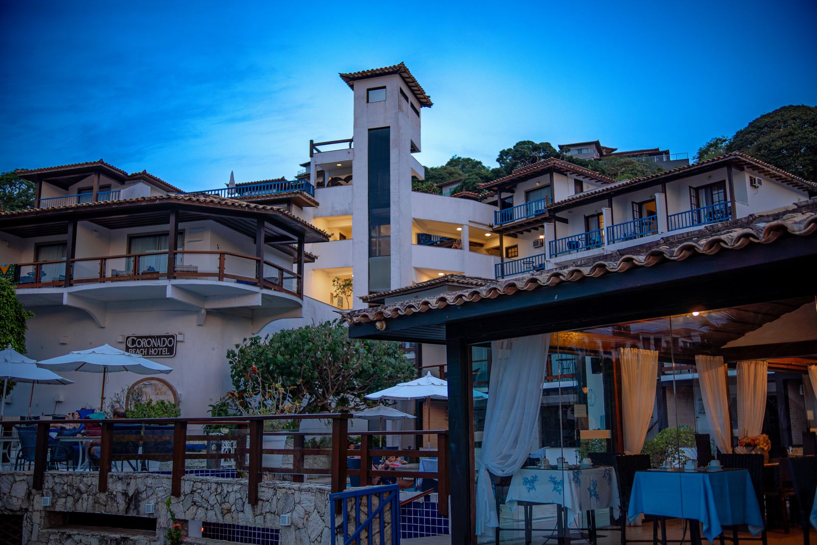 Fachada de hotel ao anoitecer