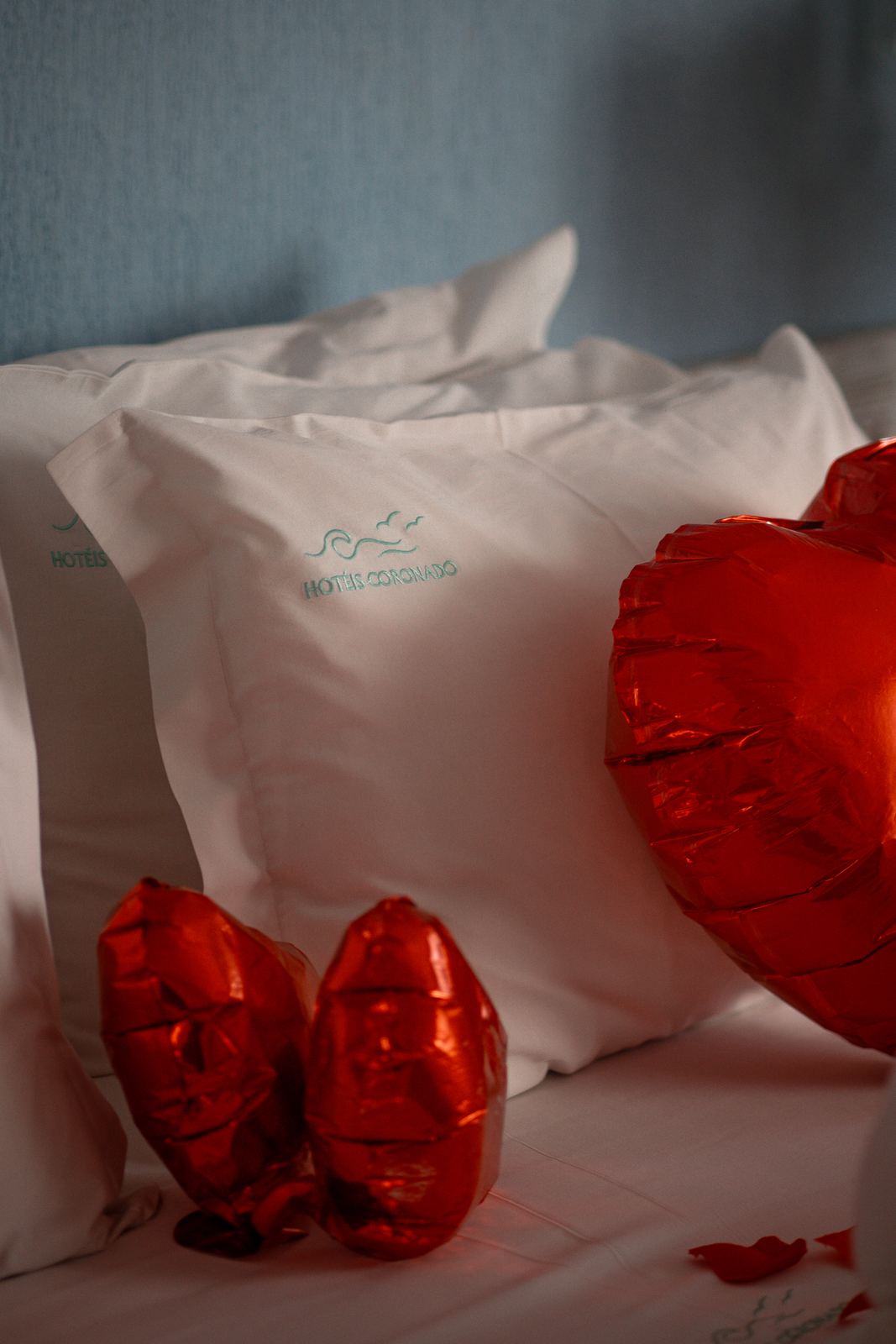 Cama de hotel decorada com corações