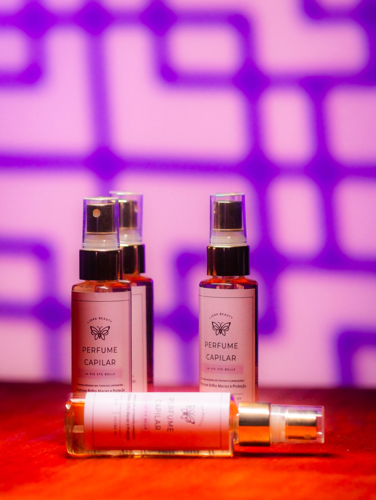 Perfumes capilares em fundo colorido
