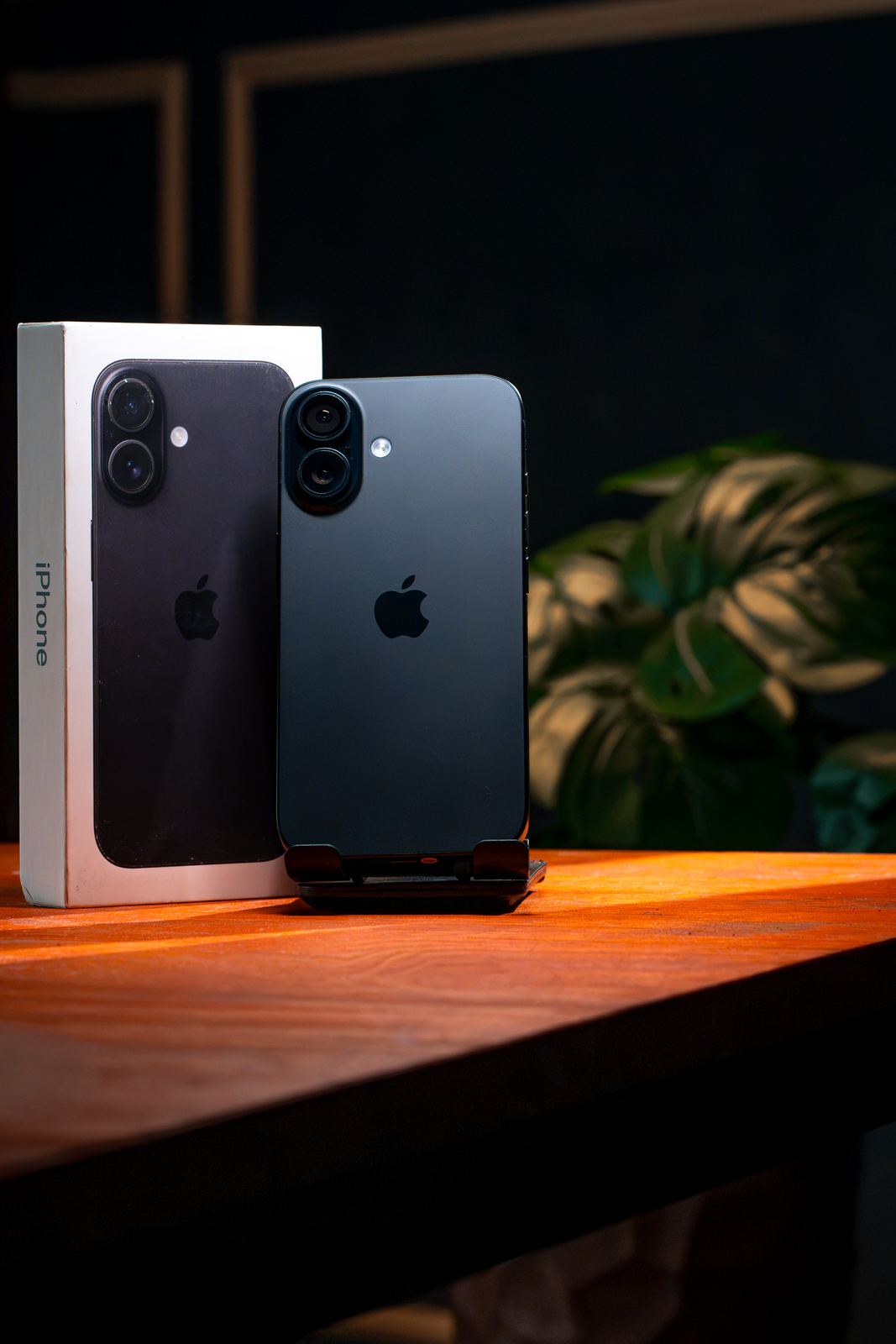 Smartphones pretos em mesa de madeira