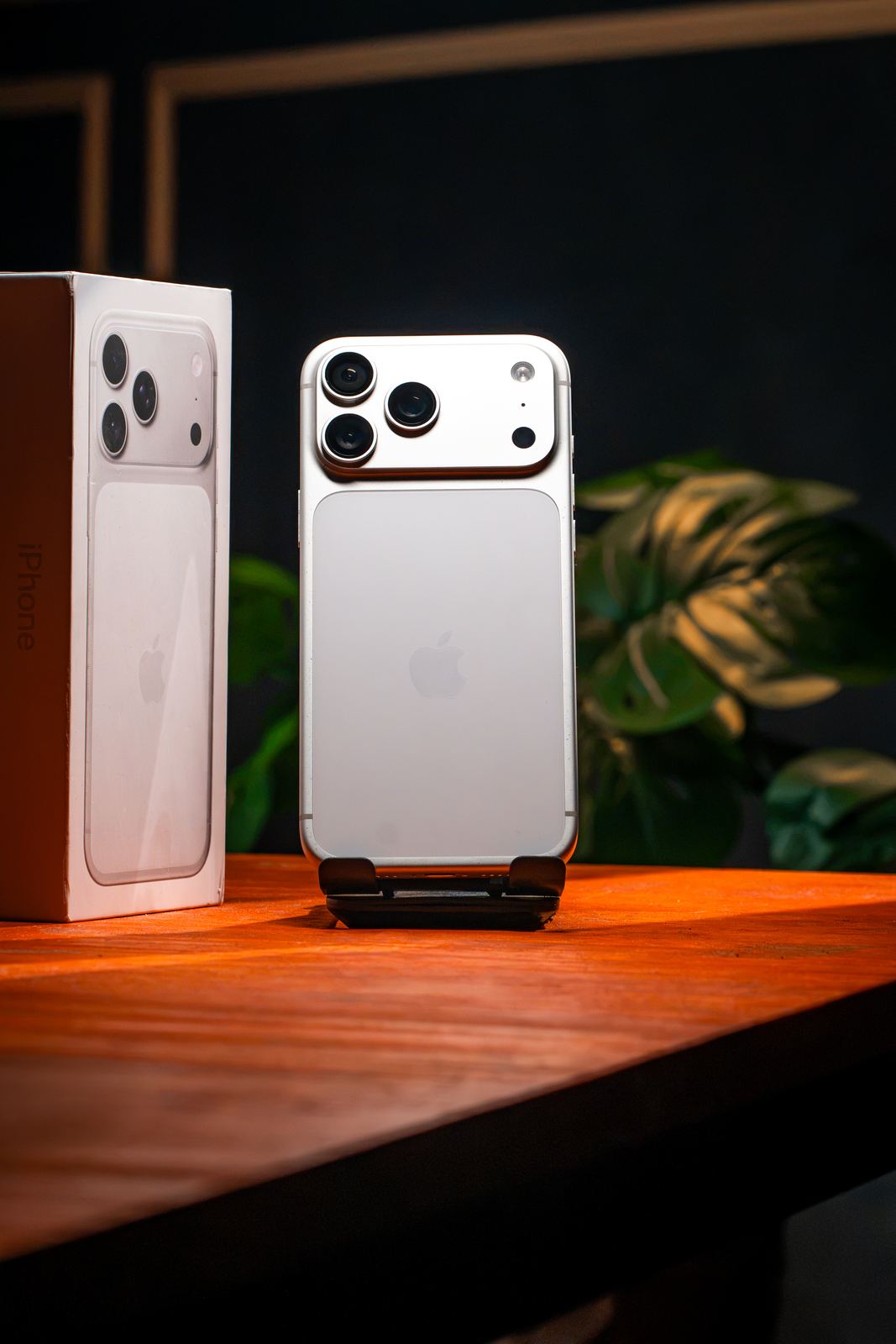 Smartphone branco ao lado da caixa