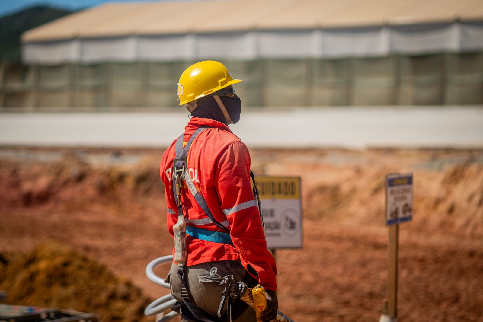 Operário em obra com equipamento de segurança
