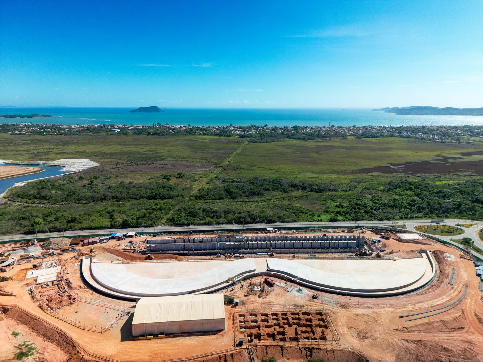 Piscina de ondas em construção com o mar de Búzios ao fundo