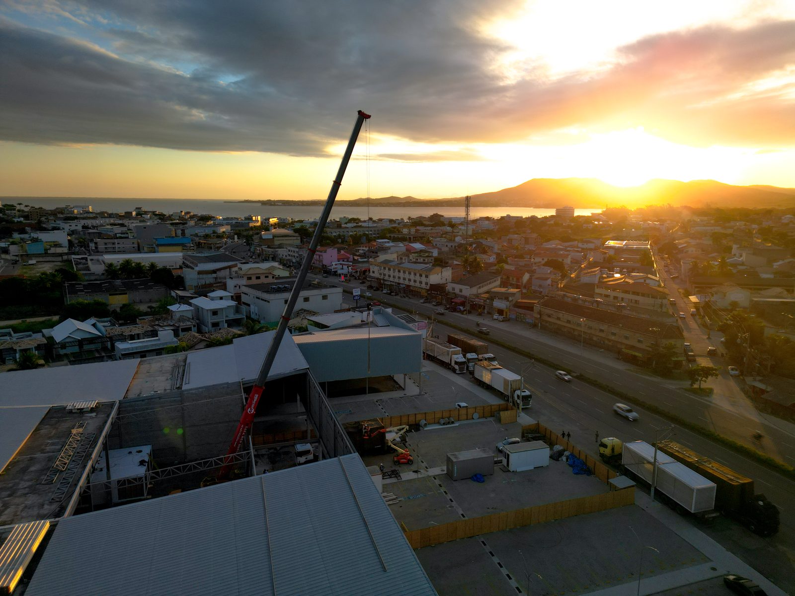 Guindaste em obra de pré-fabricado ao pôr do sol