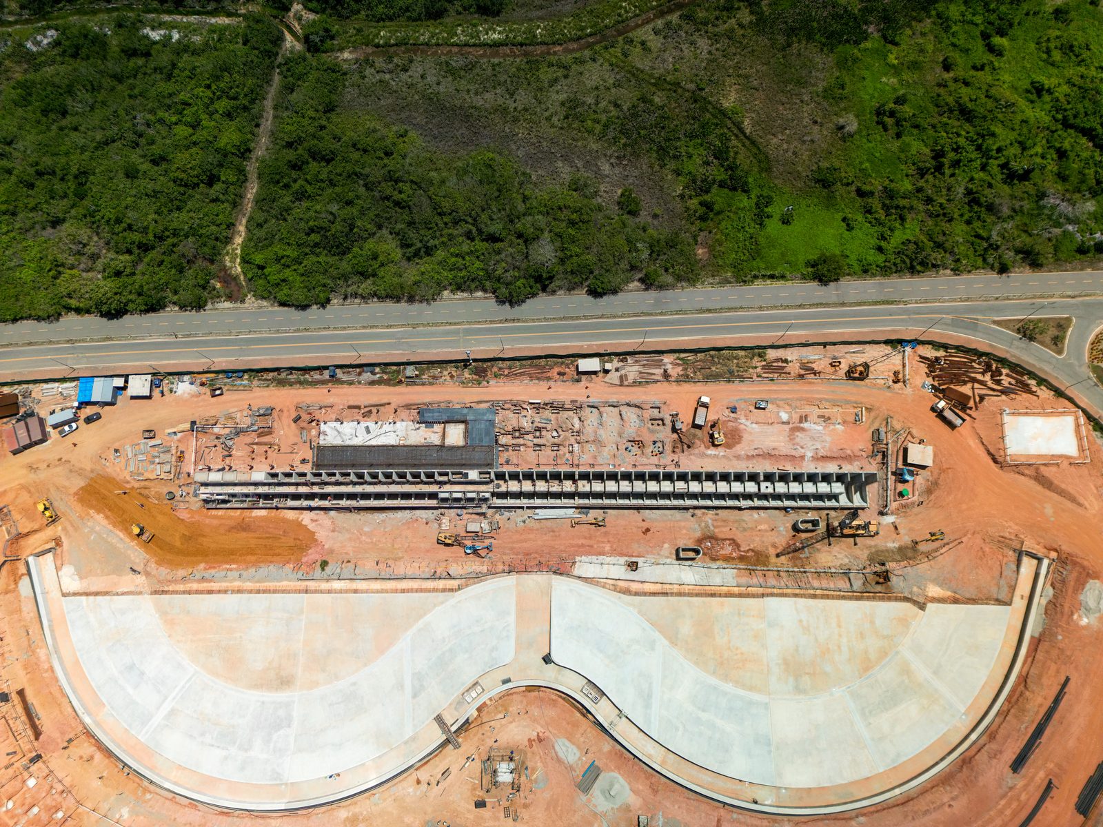 Piscina de ondas vista de cima pelo drone