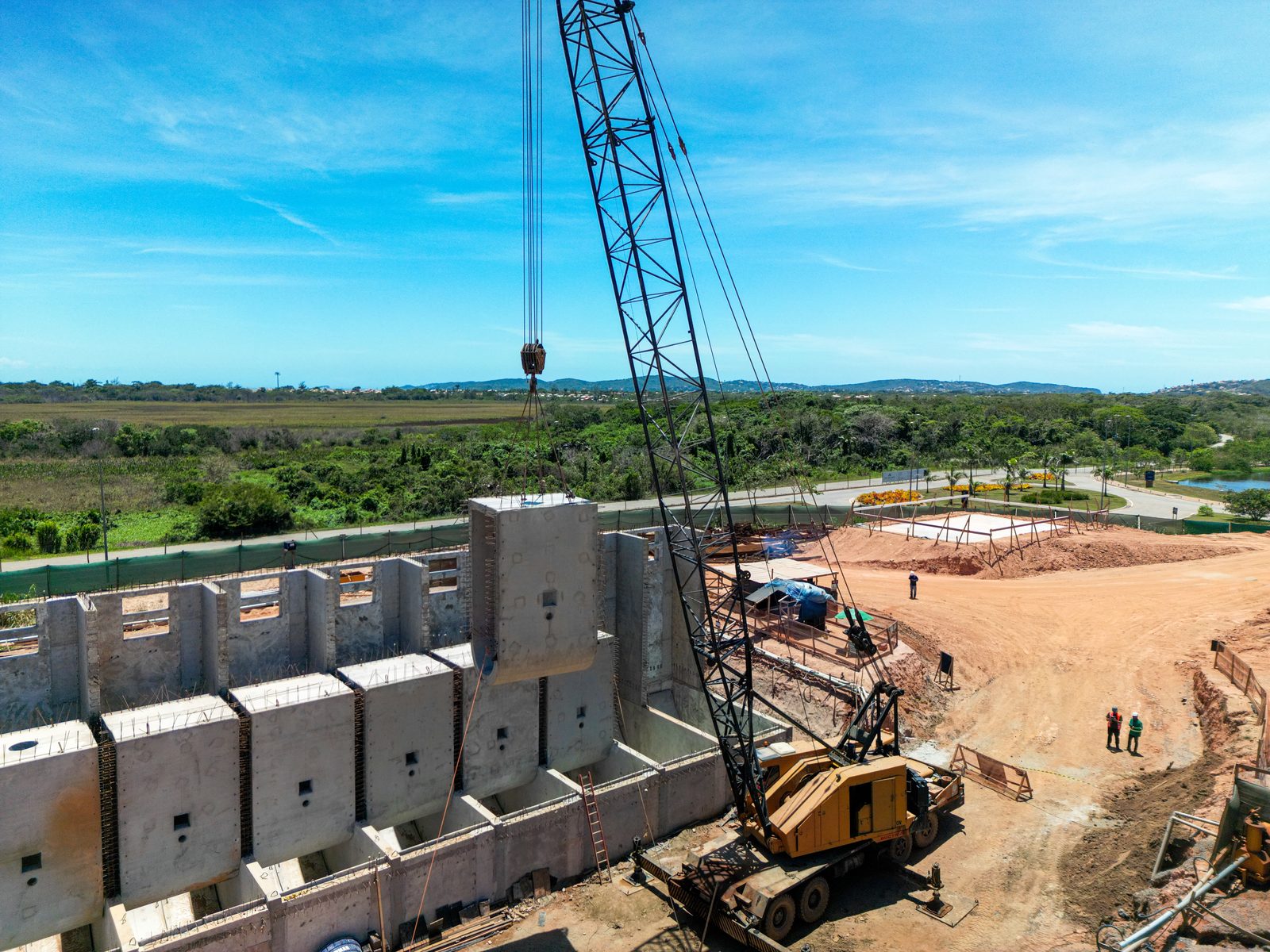 Guindaste montando as paredes de concreto pré-fabricado