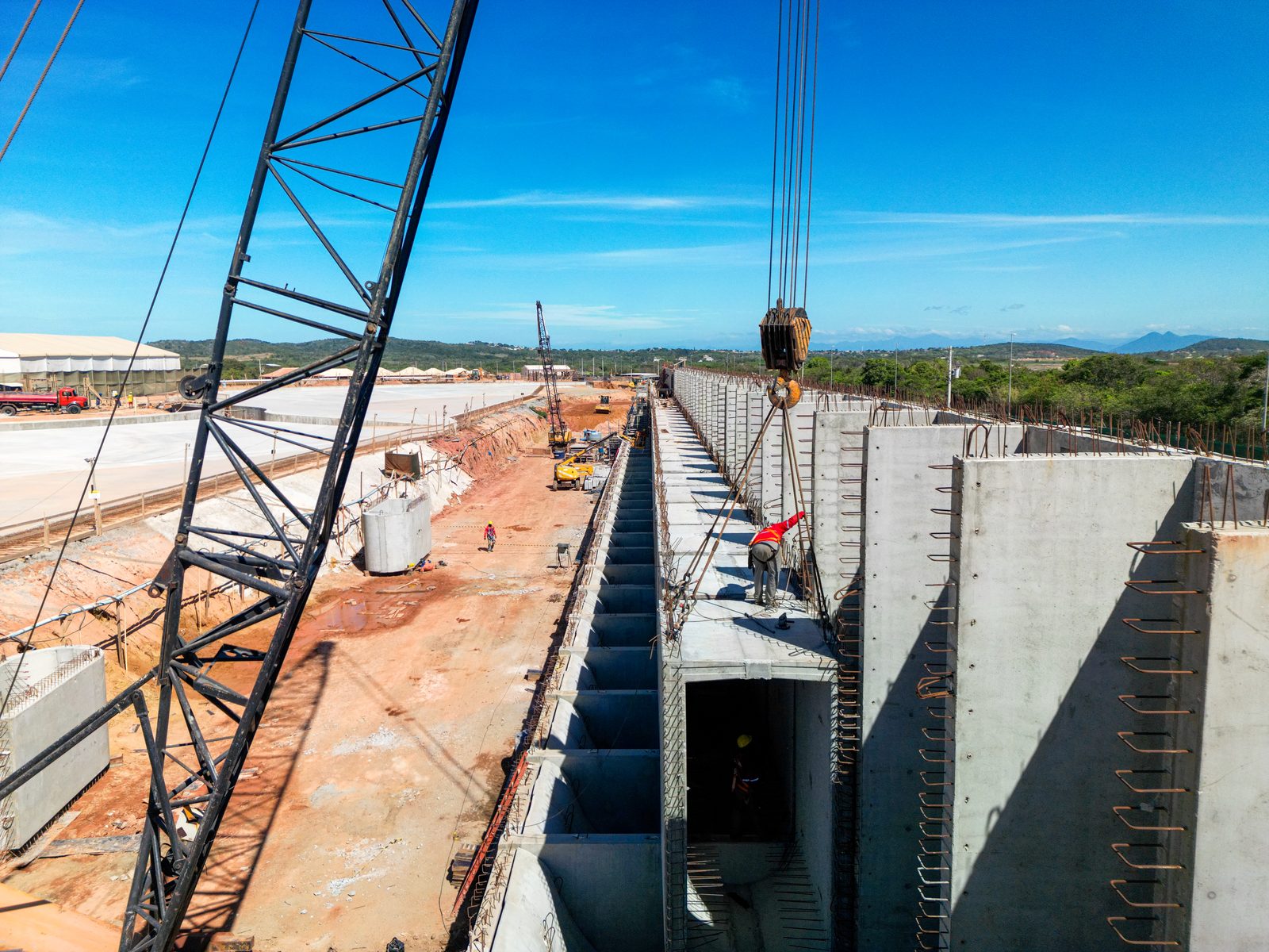 Guindaste encaixando peças de concreto da piscina de ondas