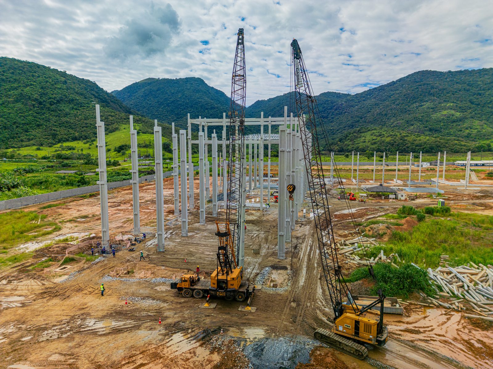 Pilares de concreto erguidos entre as montanhas