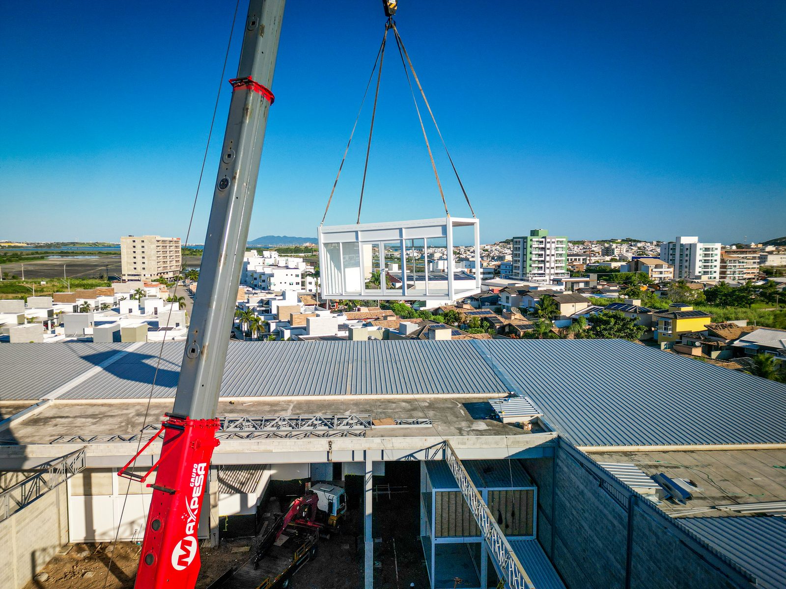 Módulo pré-fabricado suspenso contra o céu azul