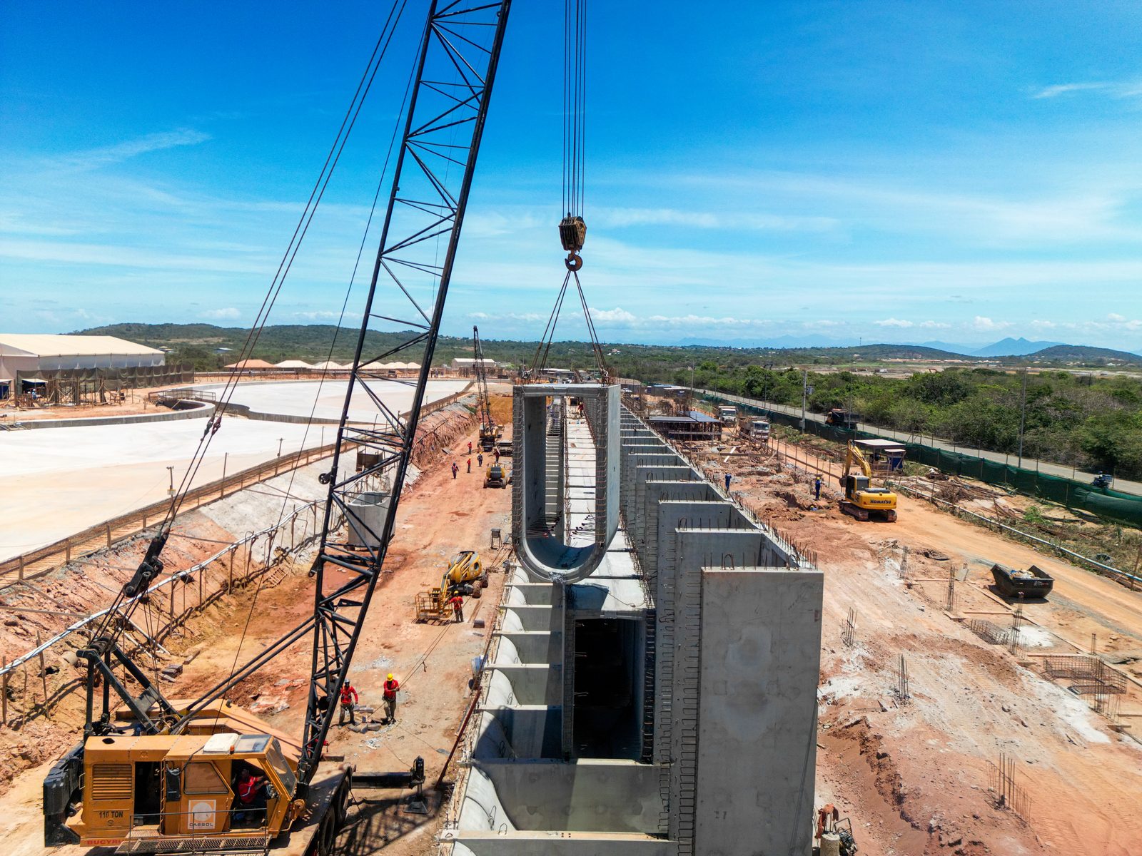 Peças de concreto pré-fabricado sendo içadas