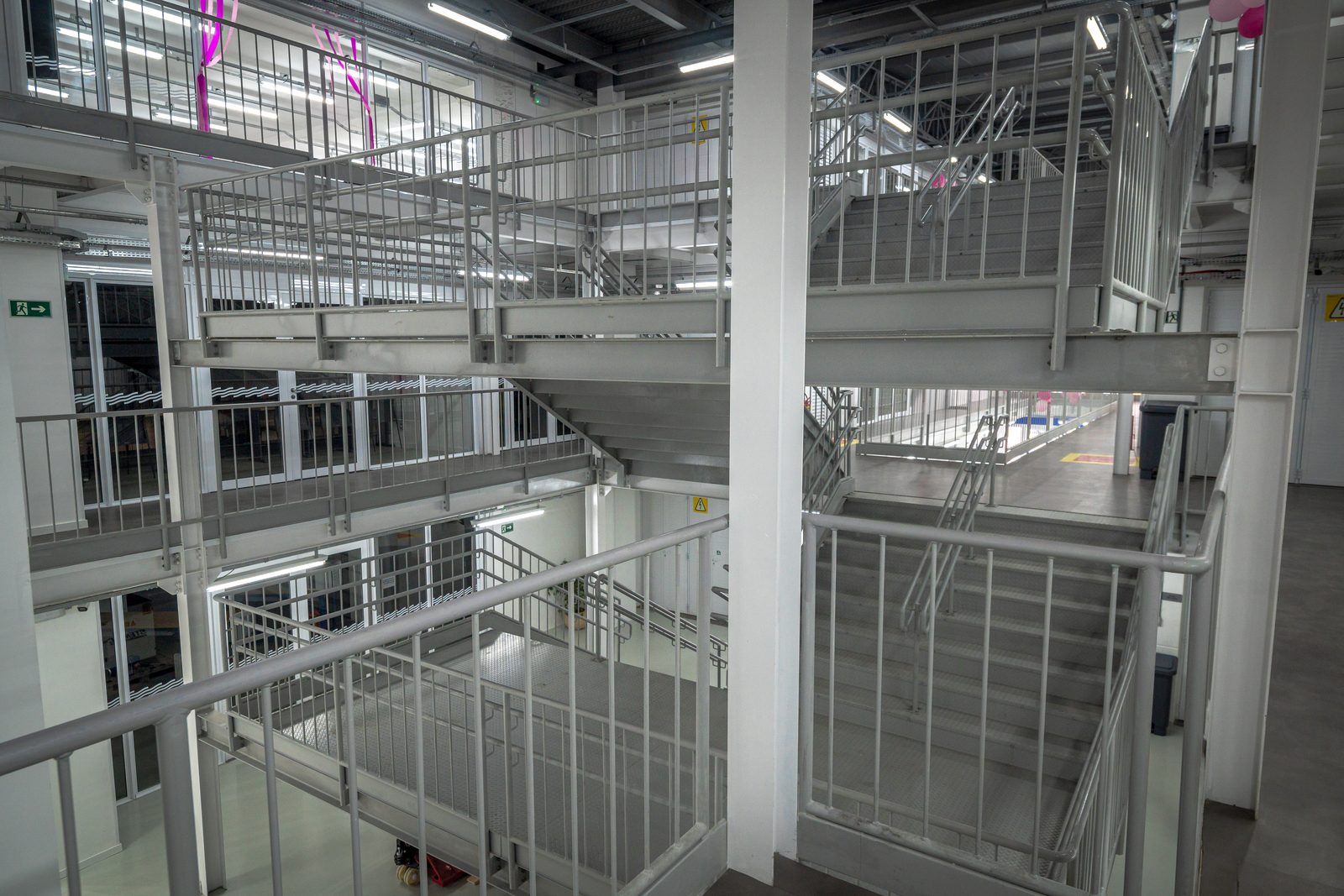 Escadas e mezaninos de prédio modular
