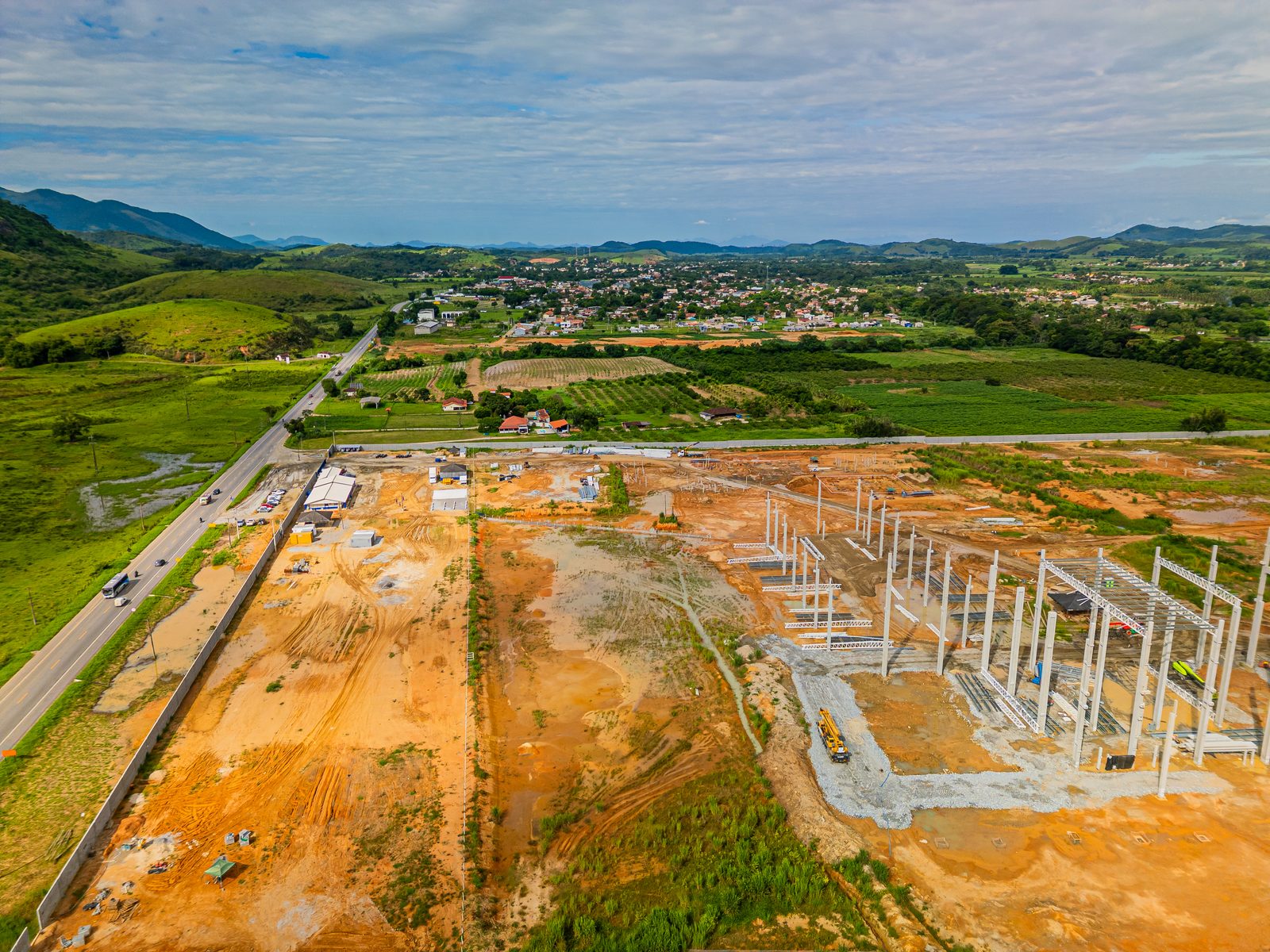 Estrutura de galpão no vale visto de drone
